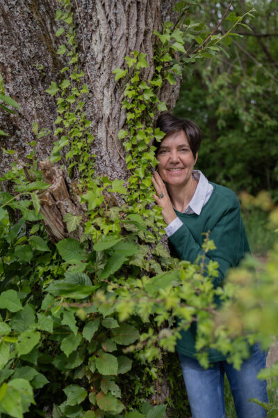 Mich an einen Baum anzulehnen bedeutet für mich, Unterstützung zu erfahren, mich mit der Erde zu verbinden und Geborgenheit zu erfahren.