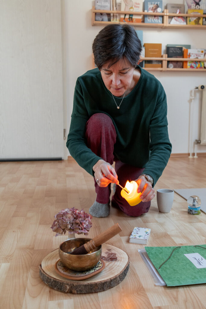 Der Kursraum wird von mir bewusst und mit ganzer Aufmerksamkeit auf den Kurs mit einer Kerze und Dekoration vorbereitet.
