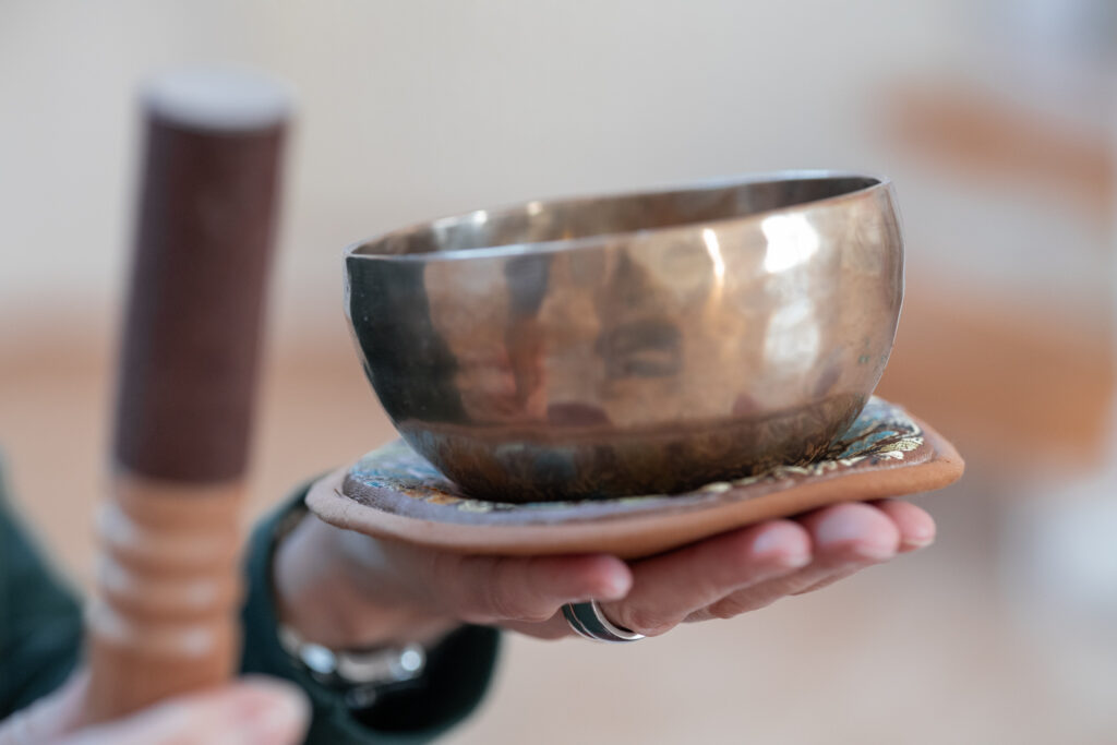 Mit dem Klang der Klangschale kommen wir wieder in den gegenwärtigen Augenblick zurück.